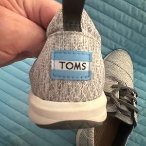 Tom’s tennis shoes
